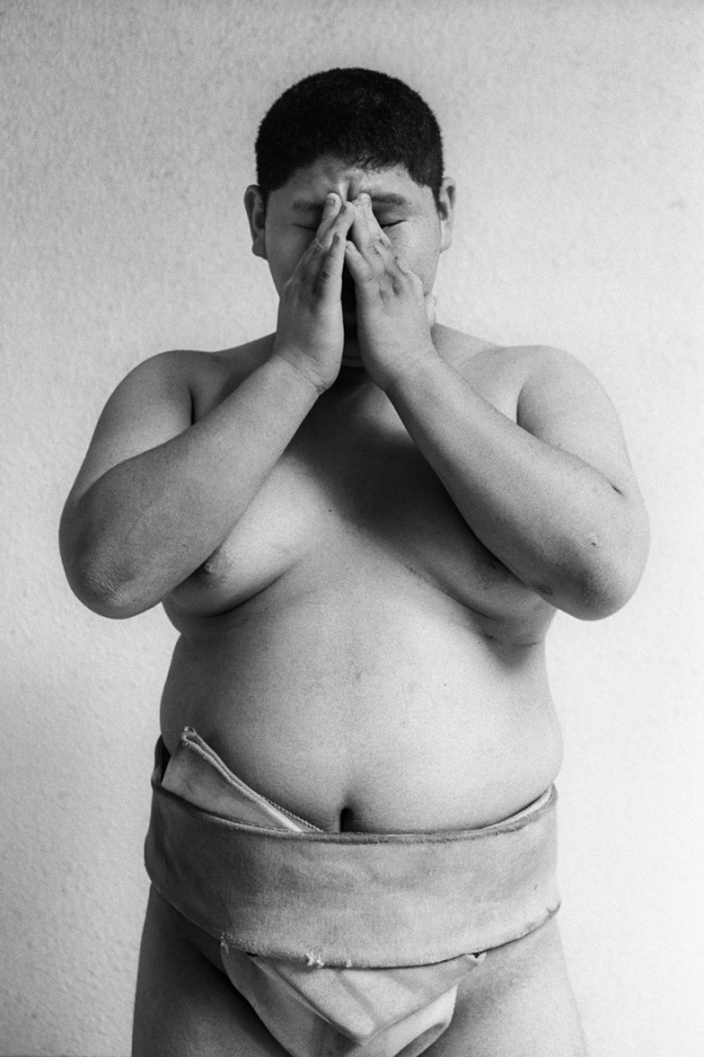 Japan, Tokyo, 13 August 2008
Junior sumo during training at sumo-jo in Adachi Shinden Koko (highschool).

Japon, Tokyo, 13 Ao˚t 2008
Un Sumo Junior pendant un entraÓnement au Sumo-jo du LycÈe Adachi Shinden Koko.


Steven Siewert / Agence VU