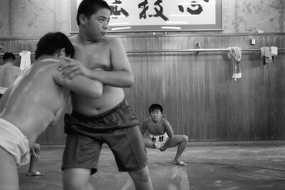 Japan, Tokyo, 03 August 2008
Young boys warming up during practice in the Ryogoku Kokugikan Arena (National Sumo Wrestling Hall) training hall at  All Japan Wanpaku Sumo Tournament, an amateur competition conducted every August for sumo's up and coming juniors.

Japon, Tokyo, 03 Ao˚t 2008
De jeunes garÁons s'Èchauffent pendant une compÈtition du Tournoi All Japan Wanpaku Sumo, au Ryogoku Kokugikan Arena (Le Hall National de Lutte Sumo). Il s'agit d'une compÈtition amateur pour les Sumos juniors qui ‡ lieu chaque annÈe au mois d'ao˚t.


Steven Siewert / Agence VU