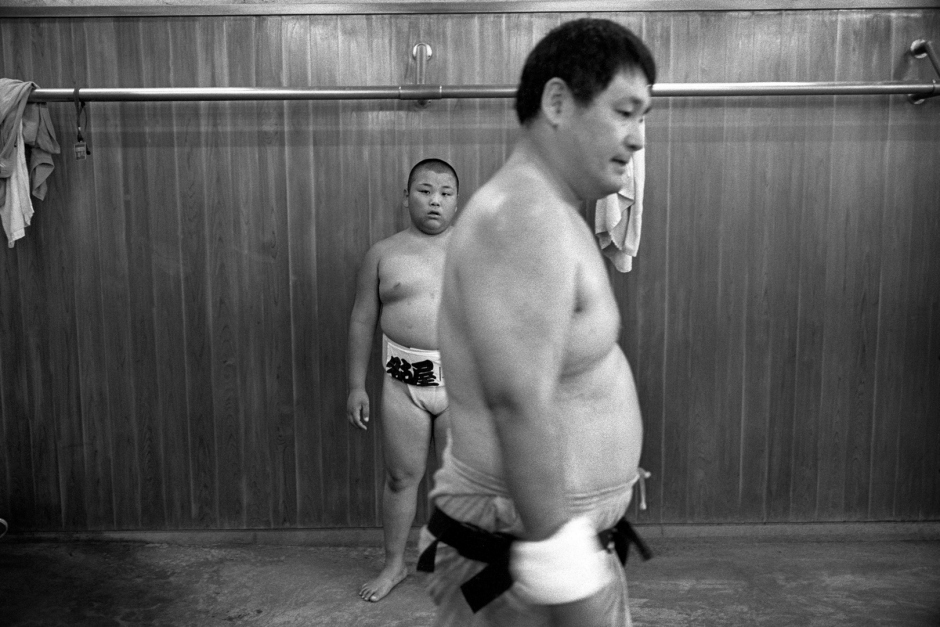 Japan, Tokyo, 03 August 2008
Young boys warming up during practice in the Ryogoku Kokugikan Arena (National Sumo Wrestling Hall) training hall at  All Japan Wanpaku Sumo Tournament, an amateur competition conducted every August for sumo's up and coming juniors.

Japon, Tokyo, 03 Ao˚t 2008
De jeunes garÁons s'Èchauffent pendant une compÈtition du Tournoi All Japan Wanpaku Sumo, au Ryogoku Kokugikan Arena (Le Hall National de Lutte Sumo). Il s'agit d'une compÈtition amateur pour les Sumos juniors qui ‡ lieu chaque annÈe au mois d'ao˚t.


Steven Siewert / Agence VU