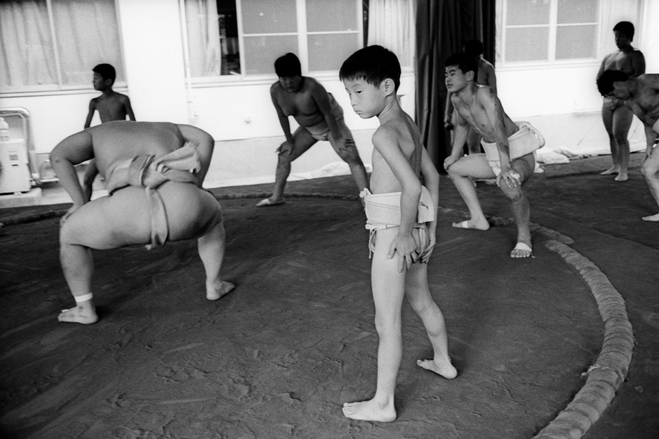 Japan, Tokyo, 13 August 2008
Junior sumos during training at sumo-jo in Adachi Shinden Koko (highschool).

Japon, Tokyo, 13 Ao˚t 2008
Des Sumos Juniors pendant un entraÓnement au Sumo-jo du LycÈe Adachi Shinden Koko.


Steven Siewert / Agence VU