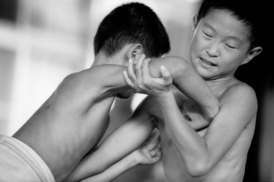 Japan, Tokyo, 13 August 2008
Junior sumos during training at sumo-jo in Adachi Shinden Koko (highschool).

Japon, Tokyo, 13 Ao˚t 2008
Des Sumos Juniors pendant un entraÓnement au Sumo-jo du LycÈe Adachi Shinden Koko.


Steven Siewert / Agence VU