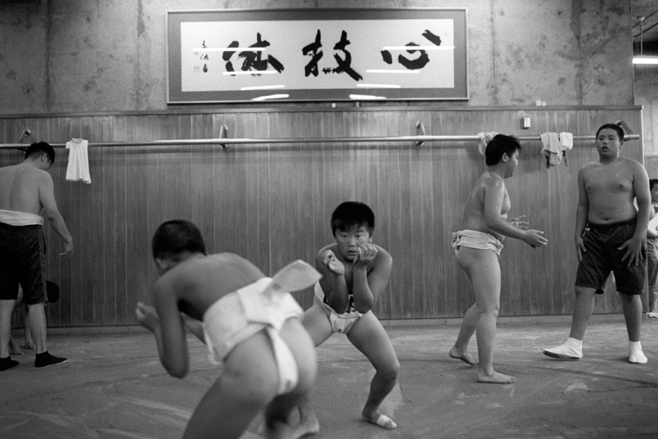 Japan, Tokyo, 03 August 2008
Young boys warming up during practice in the Ryogoku Kokugikan Arena (National Sumo Wrestling Hall) training hall at  All Japan Wanpaku Sumo Tournament, an amateur competition conducted every August for sumo's up and coming juniors.

Japon, Tokyo, 03 Ao˚t 2008
De jeunes garÁons s'Èchauffent pendant une compÈtition du Tournoi All Japan Wanpaku Sumo, au Ryogoku Kokugikan Arena (Le Hall National de Lutte Sumo). Il s'agit d'une compÈtition amateur pour les Sumos juniors qui ‡ lieu chaque annÈe au mois d'ao˚t.


Steven Siewert / Agence VU