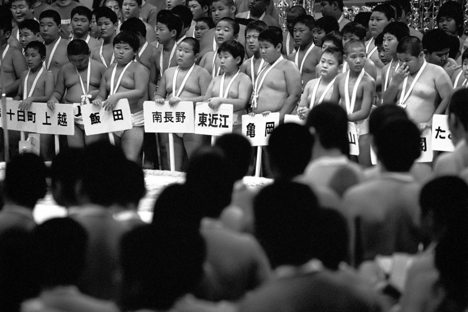 Japan, Tokyo, 03 August 2008
Young sumos during the opening ceremony in the Ryogoku Kokugikan Arena (National Sumo Wrestling Hall) at the All Japan Wanpaku Sumo Tournament, an amateur competition conducted every August for sumo's up and coming juniors.

Japon, Tokyo, 03 Ao˚t 2008
De jeunes Sumo pendant la  cÈrÈmonie d'ouverture du Tournoi All Japan Wanpaku Sumo, au Ryogoku Kokugikan Arena (Le Hall National de Lutte Sumo). Il s'agit d'une compÈtition amateur pour les Sumos juniors qui a lieu chaque annÈe au mois d'ao˚t.


Steven Siewert / Agence VU