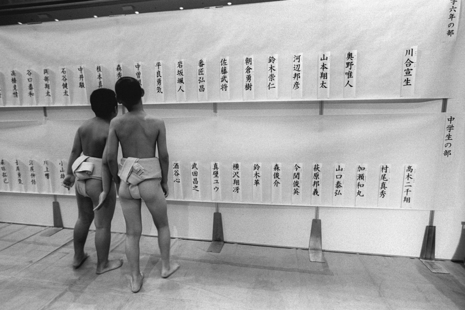 Japan, Tokyo, 09 August 2008
Young sumos looking for their bouts in the Ryogoku Kokugikan Arena (National Sumo Wrestling Hall) at a junior tournament.

Japon, Tokyo, 09 Ao˚t 2008
De jeunes Sumos regardent le tableau des combats dans le Ryogoku Kokugikan Arena (Hall National de Lutte Sumo), pour un tournoi junior.


Steven Siewert / Agence VU