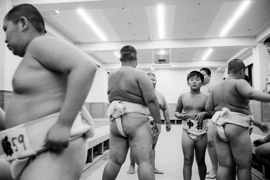 Japan, Tokyo, 03 August 2008
Young sumos waiting to go out for their final bouts in the Ryogoku Kokugikan Arena (National Sumo Wrestling Hall) at the All Japan Wanpaku Sumo Tournament, an amateur competition conducted every August for sumo's up and coming juniors.

Japon, Tokyo, 03 Ao˚t 2008
De jeunes Sumos attendant leur combat final dans le Ryogoku Kokugikan Arena (Le Hall National de Lutte Sumo), pendant le Tournoi All Japan Wanpaku Sumo. Il s'agit d'une compÈtition amateur pour les Sumos juniors qui a lieu chaque annÈe au mois d'ao˚t.


Steven Siewert / Agence VU