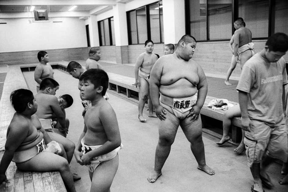 Japan, Tokyo, 03 August 2008
Young sumos waiting to go out for their final bouts in the Ryogoku Kokugikan Arena (National Sumo Wrestling Hall) at the All Japan Wanpaku Sumo Tournament, an amateur competition conducted every August for sumo's up and coming juniors.

Japon, Tokyo, 03 Ao˚t 2008
De jeunes Sumos attendant leur combat final dans le Ryogoku Kokugikan Arena (Le Hall National de Lutte Sumo), pendant le Tournoi All Japan Wanpaku Sumo. Il s'agit d'une compÈtition amateur pour les Sumos juniors qui a lieu chaque annÈe au mois d'ao˚t.


Steven Siewert / Agence VU