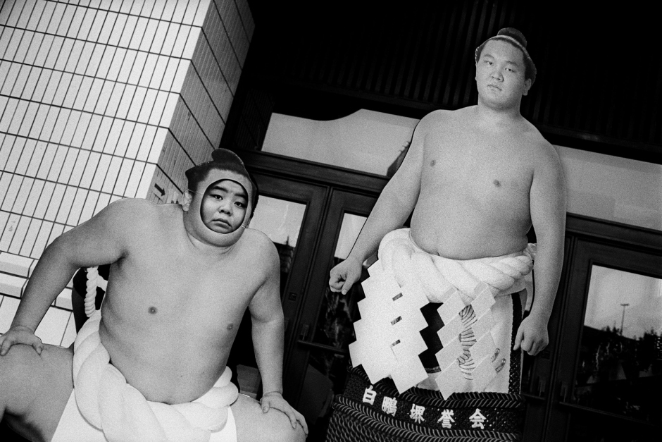 Japan, Tokyo, 03 August 2008
Young sumo having his photograph taken by his family with a cut out of a champion sumo wrestler outside the Ryogoku Kokugikan Arena (National Sumo Wrestling Hall) at the All Japan Wanpaku Sumo Tournament, an amateur competition conducted every August for sumo's up and coming juniors.Japan Wanpaku Sumo Tournament, an amateur competition conducted every August for sumo's up and coming juniors.

Japon, Tokyo, 03 Ao˚t 2008
Un jeune sumo pris en photo par sa famille ‡ l'extÈrieur de l'arÈna Ryogoku Kokugikan (salle nationale de combat sumo), avec une photo grandeur nature d'un champion de sumo du tournoi japonais Wanpaku, un concours amateur organisÈ chaque mois d'ao˚t pour les sumos en devenir et les juniors.


Steven Siewert / Agence VU