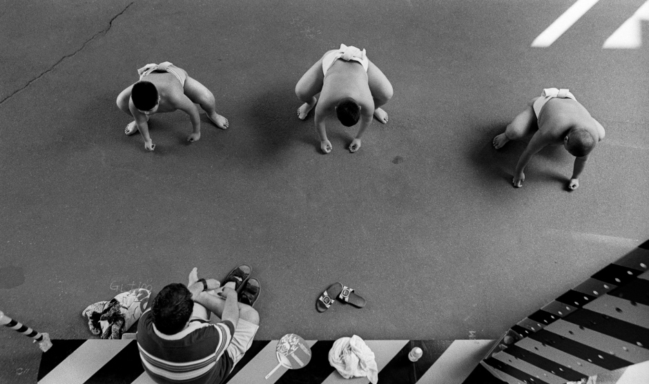 Japan, Tokyo, 03 August 2008
Young sumos warming up during practice outside the Ryogoku Kokugikan Arena (National Sumo Wrestling Hall) at the All Japan Wanpaku Sumo Tournament, an amateur competition conducted every August for sumo's up and coming juniors.

Japon, Tokyo, 03 Ao˚t 2008
De jeunes garÁons s'Èchauffent pendant une compÈtition du Tournoi All Japan Wanpaku Sumo, ‡ l'extÈrieur du Ryogoku Kokugikan Arena (Le Hall National de Lutte Sumo). Il s'agit d'une compÈtition amateur pour les Sumos juniors qui ‡ lieu chaque annÈe au mois d'ao˚t.


Steven Siewert / Agence VU