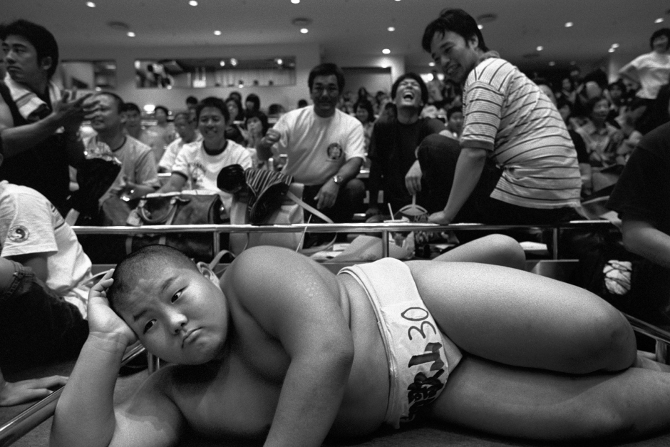 Japan, Tokyo, 03 August 2008
A young sumo having a rest between bouts in the Ryogoku Kokugikan Arena (National Sumo Wrestling Hall) at the All Japan Wanpaku Sumo Tournament, an amateur competition conducted every August for sumo's up and coming juniors.

Japon, Tokyo, 03 Ao˚t 2008
Un jeune Sumo se repose entre deux combat du Tournoi All Japan Wanpaku Sumo, au Ryogoku Kokugikan Arena (Le Hall National de Lutte Sumo). Il s'agit d'une compÈtition amateur pour les Sumos juniors qui ‡ lieu chaque annÈe au mois d'ao˚t.


Steven Siewert / Agence VU