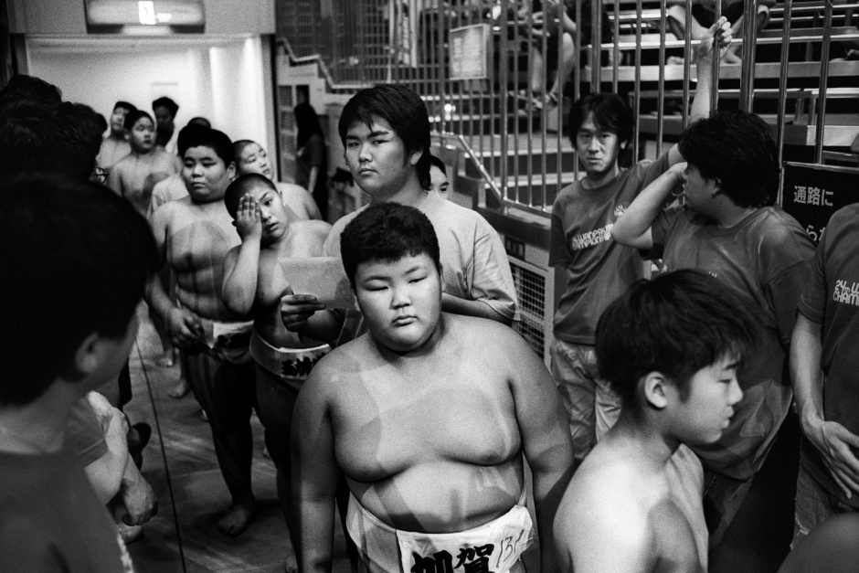 Japan, Tokyo, 03 August 2008
Young sumos waiting to go out for their bouts in the Ryogoku Kokugikan Arena (National Sumo Wrestling Hall) at the All Japan Wanpaku Sumo Tournament, an amateur competition conducted every August for sumo's up and coming juniors.

Japon, Tokyo, 03 Ao˚t 2008
De jeunes Sumos attendant leur combat dans le Ryogoku Kokugikan Arena (Le Hall National de Lutte Sumo), pendant le Tournoi All Japan Wanpaku Sumo. Il s'agit d'une compÈtition amateur pour les Sumos juniors qui a lieu chaque annÈe au mois d'ao˚t.


Steven Siewert / Agence VU