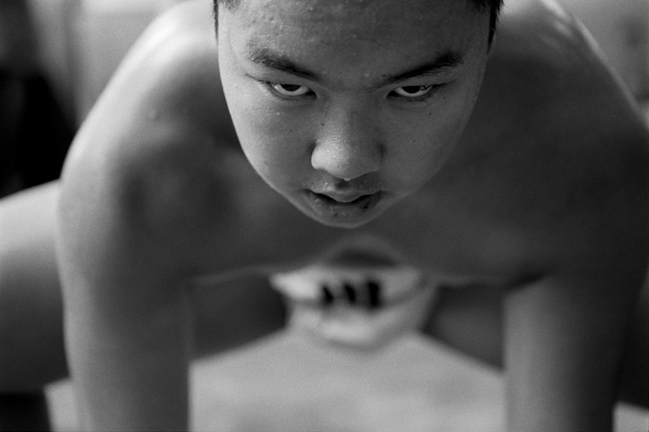 Japan, Tokyo, 03 August 2008
A young sumo warming up during practice in the Ryogoku Kokugikan Arena (National Sumo Wrestling Hall) training hall at  the All Japan Wanpaku Sumo Tournament, an amateur competition conducted every August for sumo's up and coming juniors.

Japon, Tokyo, 03 Ao˚t 2008
un jeune Sumo s'Èchauffe pendant une compÈtition du Tournoi All Japan Wanpaku Sumo, au Ryogoku Kokugikan Arena (Le Hall National de Lutte Sumo). Il s'agit d'une compÈtition amateur pour les Sumos juniors qui ‡ lieu chaque annÈe au mois d'ao˚t.


Steven Siewert / Agence VU