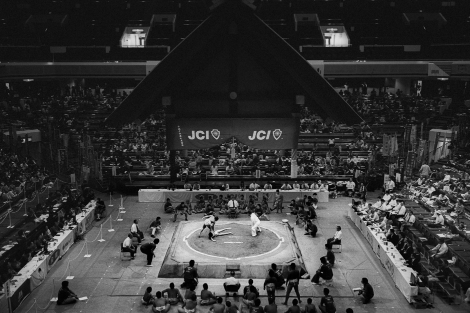 Japan, Tokyo, 03 August 2008
Young sumos during a bout in the Ryogoku Kokugikan Arena (National Sumo Wrestling Hall) at the All Japan Wanpaku Sumo Tournament, an amateur competition conducted every August for sumo's up and coming juniors.

Japon, Tokyo, 03 Ao˚t 2008
De jeunes Sumos pendant un combat du Tournoi All Japan Wanpaku Sumo, au Ryogoku Kokugikan Arena (Le Hall National de Lutte Sumo). Il s'agit d'une compÈtition amateur pour les Sumos juniors qui ‡ lieu chaque annÈe au mois d'ao˚t.


Steven Siewert / Agence VU