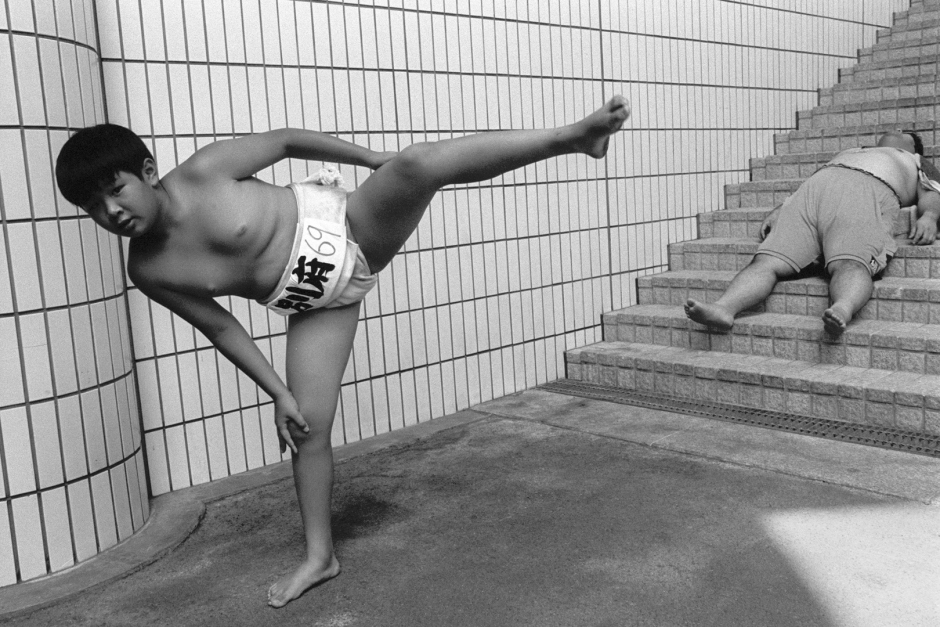 Japan, Tokyo, 03 August 2008
Young sumos warming up during practice outside the Ryogoku Kokugikan Arena (National Sumo Wrestling Hall) at the All Japan Wanpaku Sumo Tournament, an amateur competition conducted every August for sumo's up and coming juniors.

Japon, Tokyo, 03 Ao˚t 2008
De jeunes garÁons s'Èchauffent pendant une compÈtition du Tournoi All Japan Wanpaku Sumo, ‡ l'extÈrieur du Ryogoku Kokugikan Arena (Le Hall National de Lutte Sumo). Il s'agit d'une compÈtition amateur pour les Sumos juniors qui ‡ lieu chaque annÈe au mois d'ao˚t.


Steven Siewert / Agence VU
