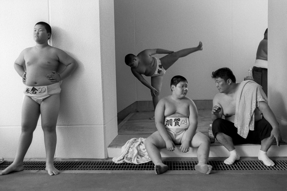 Japan, Tokyo, 03 August 2008
Young sumos warming up during practice outside the Ryogoku Kokugikan Arena (National Sumo Wrestling Hall) at the All Japan Wanpaku Sumo Tournament, an amateur competition conducted every August for sumo's up and coming juniors.

Japon, Tokyo, 03 Ao˚t 2008
De jeunes garÁons s'Èchauffent pendant une compÈtition du Tournoi All Japan Wanpaku Sumo, ‡ l'extÈrieur du Ryogoku Kokugikan Arena (Le Hall National de Lutte Sumo). Il s'agit d'une compÈtition amateur pour les Sumos juniors qui ‡ lieu chaque annÈe au mois d'ao˚t.


Steven Siewert / Agence VU