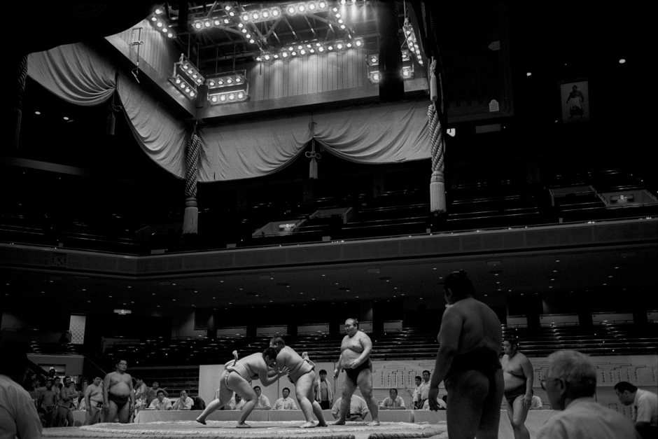 Japan, Tokyo, 09 August 2008
Young sumos during a bout in the Ryogoku Kokugikan Arena (National Sumo Wrestling Hall) at the All Japan Wanpaku Sumo Tournament, an amateur competition conducted every August for sumo's up and coming juniors.

Japon, Tokyo, 09 Ao˚t 2008
De jeunes Sumos pendant un combat du Tournoi All Japan Wanpaku Sumo, au Ryogoku Kokugikan Arena (Le Hall National de Lutte Sumo). Il s'agit d'une compÈtition amateur pour les Sumos juniors qui ‡ lieu chaque annÈe au mois d'ao˚t.


Steven Siewert / Agence VU