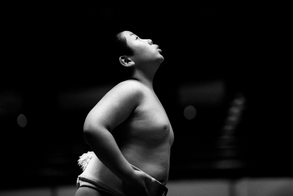 Japan, Tokyo, 03 August 2008
Young sumo preparing during the final bouts in the Ryogoku Kokugikan Arena (National Sumo Wrestling Hall) at the All Japan Wanpaku Sumo Tournament, an amateur competition conducted every August for sumo's up and coming juniors.

Japon, Tokyo, 03 Ao˚t 2008
Un jeune Sumo se prÈpare pour le combat final du Tournoi All Japan Wanpaku Sumo, au Ryogoku Kokugikan Arena (Le Hall National de Lutte Sumo). Il s'agit d'une compÈtition amateur pour les Sumos juniors qui ‡ lieu chaque annÈe au mois d'ao˚t.


Steven Siewert / Agence VU