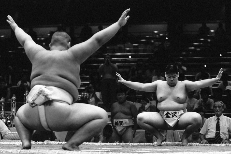 Japan, Tokyo, 03 August 2008
Young sumos preparing during the final bouts in the Ryogoku Kokugikan Arena (National Sumo Wrestling Hall) at the All Japan Wanpaku Sumo Tournament, an amateur competition conducted every August for sumo's up and coming juniors.

Japon, Tokyo, 03 Ao˚t 2008
Les jeunes Sumos se prÈparent pour le combat final du Tournoi All Japan Wanpaku Sumo, au Ryogoku Kokugikan Arena (Le Hall National de Lutte Sumo). Il s'agit d'une compÈtition amateur pour les Sumos juniors qui ‡ lieu chaque annÈe au mois d'ao˚t.


Steven Siewert / Agence VU