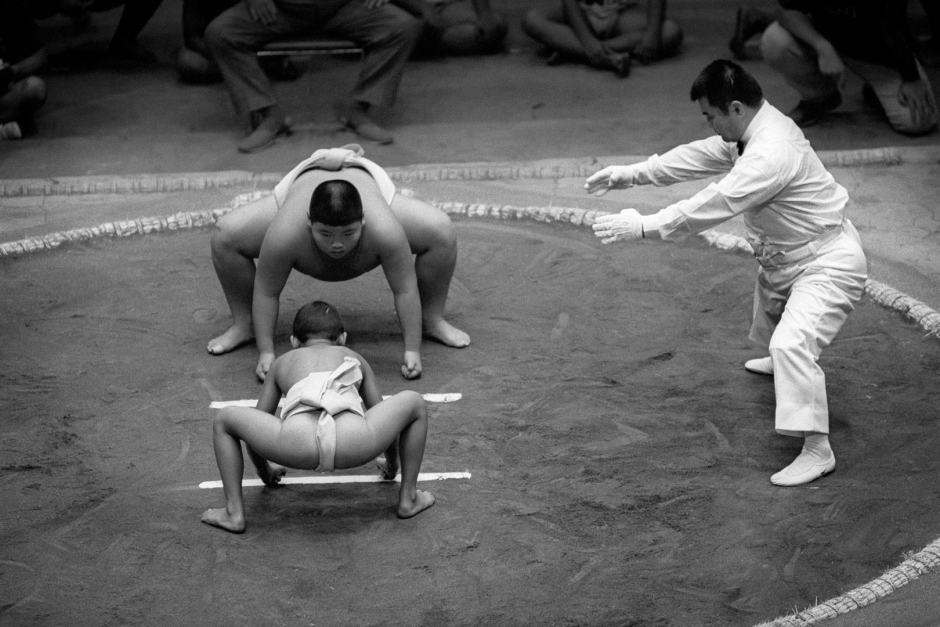 Japan, Tokyo, 03 August 2008
Young sumos preparing during a bout in the Ryogoku Kokugikan Arena (National Sumo Wrestling Hall) at the All Japan Wanpaku Sumo Tournament, an amateur competition conducted every August for sumo's up and coming juniors.

Japon, Tokyo, 03 Ao˚t 2008
Les jeunes Sumos se prÈparent pour un combat du Tournoi All Japan Wanpaku Sumo, au Ryogoku Kokugikan Arena (Le Hall National de Lutte Sumo). Il s'agit d'une compÈtition amateur pour les Sumos juniors qui ‡ lieu chaque annÈe au mois d'ao˚t.


Steven Siewert / Agence VU