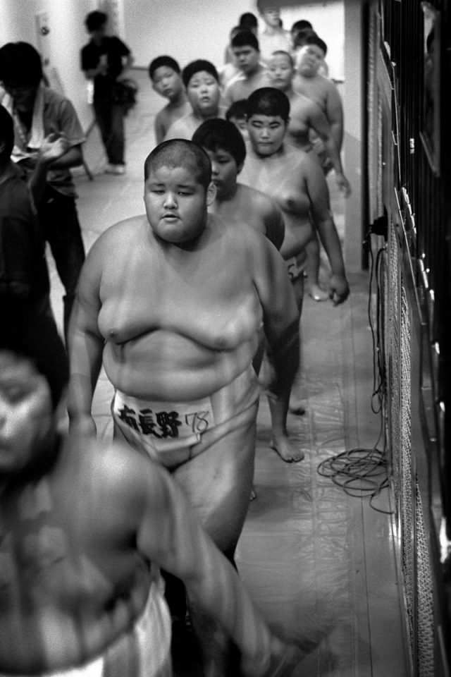 Japan, Tokyo, 03 August 2008
Young sumos waiting to go out for their bouts in the Ryogoku Kokugikan Arena (National Sumo Wrestling Hall) at the All Japan Wanpaku Sumo Tournament, an amateur competition conducted every August for sumo's up and coming juniors.

Japon, Tokyo, 03 Ao˚t 2008
Les jeunes Sumos attendent leur combat du Tournoi All Japan Wanpaku Sumo, au Ryogoku Kokugikan Arena (Le Hall National de Lutte Sumo). Il s'agit d'une compÈtition amateur pour les Sumos juniors qui ‡ lieu chaque annÈe au mois d'ao˚t.


Steven Siewert / Agence VU