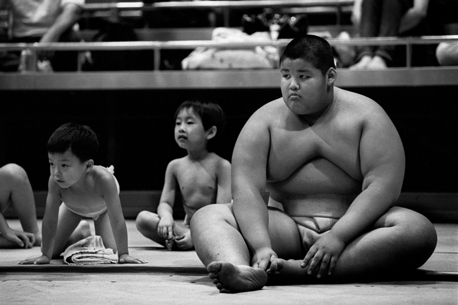 Japan, Tokyo, 09 August 2008
Young sumos including 11 year old Yamamoto Masakatsu who weighs 130 kg during a bout in the Ryogoku Kokugikan Arena (National Sumo Wrestling Hall) at a junior tournament.

Japon, Tokyo, 09 Ao˚t 2008
Jeunes Sumos, dont Yamamoto Masakatsu 11 ans et 130 kilos, pendant un combat d'un tournoi Junio au Ryogoku Kokugikan Arena (Hall National de Lutte Sumo).


Steven Siewert / Agence VU