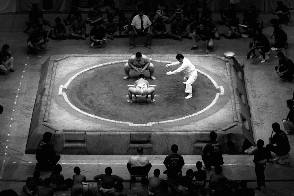 Japan, Tokyo, 03 August 2008
Young sumos preparing during a bout in the Ryogoku Kokugikan Arena (National Sumo Wrestling Hall) at the All Japan Wanpaku Sumo Tournament, an amateur competition conducted every August for sumo's up and coming juniors.

Japon, Tokyo, 03 Ao˚t 2008
Les jeunes Sumos se prÈparent pour un combat du Tournoi All Japan Wanpaku Sumo, au Ryogoku Kokugikan Arena (Le Hall National de Lutte Sumo). Il s'agit d'une compÈtition amateur pour les Sumos juniors qui ‡ lieu chaque annÈe au mois d'ao˚t.


Steven Siewert / Agence VU