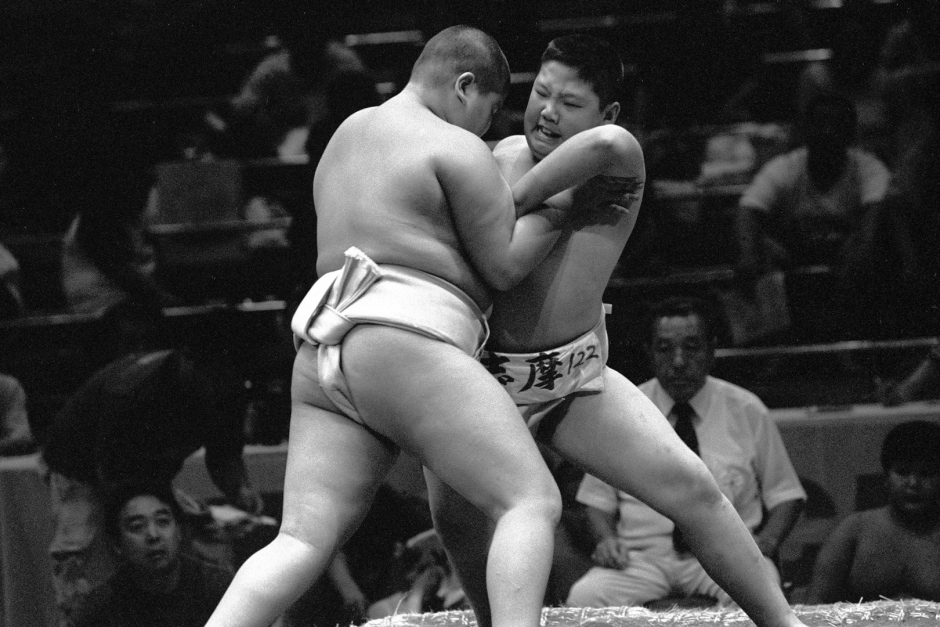Japan, Tokyo, 03 August 2008
Young sumos during a bout in the Ryogoku Kokugikan Arena (National Sumo Wrestling Hall) at the All Japan Wanpaku Sumo Tournament, an amateur competition conducted every August for sumo's up and coming juniors.

Japon, Tokyo, 03 Ao˚t 2008
De jeunes Sumos pendant un combat du Tournoi All Japan Wanpaku Sumo, au Ryogoku Kokugikan Arena (Le Hall National de Lutte Sumo). Il s'agit d'une compÈtition amateur pour les Sumos juniors qui ‡ lieu chaque annÈe au mois d'ao˚t.


Steven Siewert / Agence VU