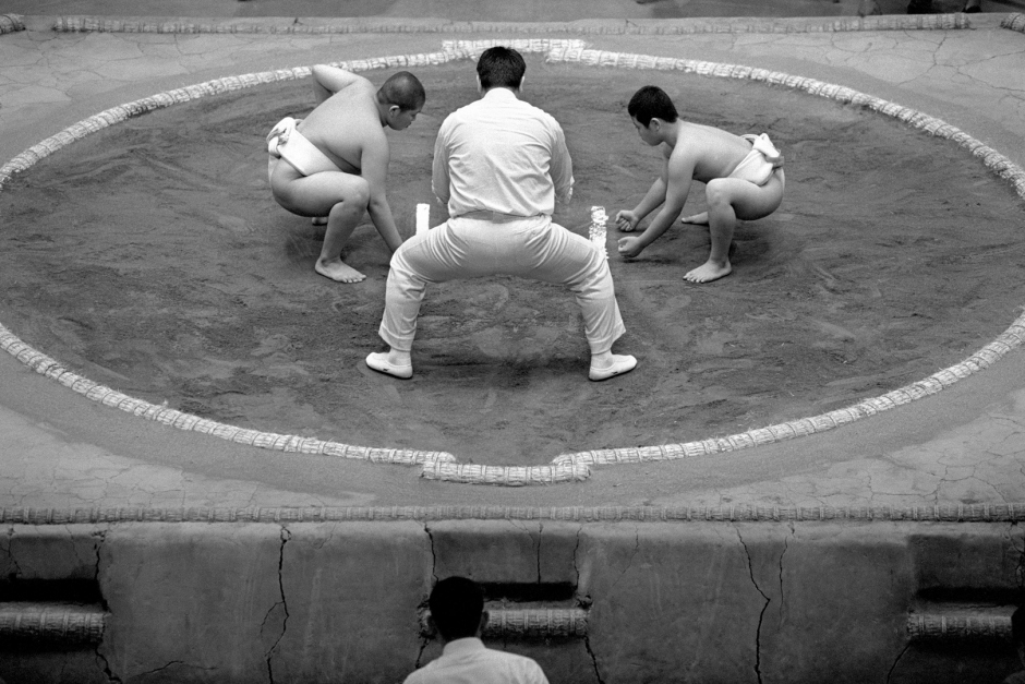 Japan, Tokyo, 03 August 2008
Young sumos preparing during a bout in the Ryogoku Kokugikan Arena (National Sumo Wrestling Hall) at the All Japan Wanpaku Sumo Tournament, an amateur competition conducted every August for sumo's up and coming juniors.

Japon, Tokyo, 03 Ao˚t 2008
Les jeunes Sumos se prÈparent pour un combat du Tournoi All Japan Wanpaku Sumo, au Ryogoku Kokugikan Arena (Le Hall National de Lutte Sumo). Il s'agit d'une compÈtition amateur pour les Sumos juniors qui ‡ lieu chaque annÈe au mois d'ao˚t.


Steven Siewert / Agence VU