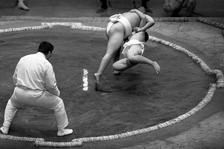 Japan, Tokyo, 03 August 2008
Young sumos during a bout in the Ryogoku Kokugikan Arena (National Sumo Wrestling Hall) at the All Japan Wanpaku Sumo Tournament, an amateur competition conducted every August for sumo's up and coming juniors.

Japon, Tokyo, 03 Ao˚t 2008
De jeunes Sumos pendant un combat du Tournoi All Japan Wanpaku Sumo, au Ryogoku Kokugikan Arena (Le Hall National de Lutte Sumo). Il s'agit d'une compÈtition amateur pour les Sumos juniors qui ‡ lieu chaque annÈe au mois d'ao˚t.


Steven Siewert / Agence VU