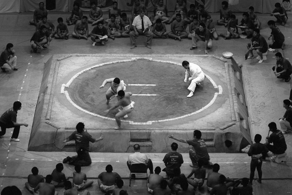 Japan, Tokyo, 03 August 2008
Young sumos during a bout in the Ryogoku Kokugikan Arena (National Sumo Wrestling Hall) at the All Japan Wanpaku Sumo Tournament, an amateur competition conducted every August for sumo's up and coming juniors.

Japon, Tokyo, 03 Ao˚t 2008
De jeunes Sumos pendant un combat du Tournoi All Japan Wanpaku Sumo, au Ryogoku Kokugikan Arena (Le Hall National de Lutte Sumo). Il s'agit d'une compÈtition amateur pour les Sumos juniors qui ‡ lieu chaque annÈe au mois d'ao˚t.


Steven Siewert / Agence VU