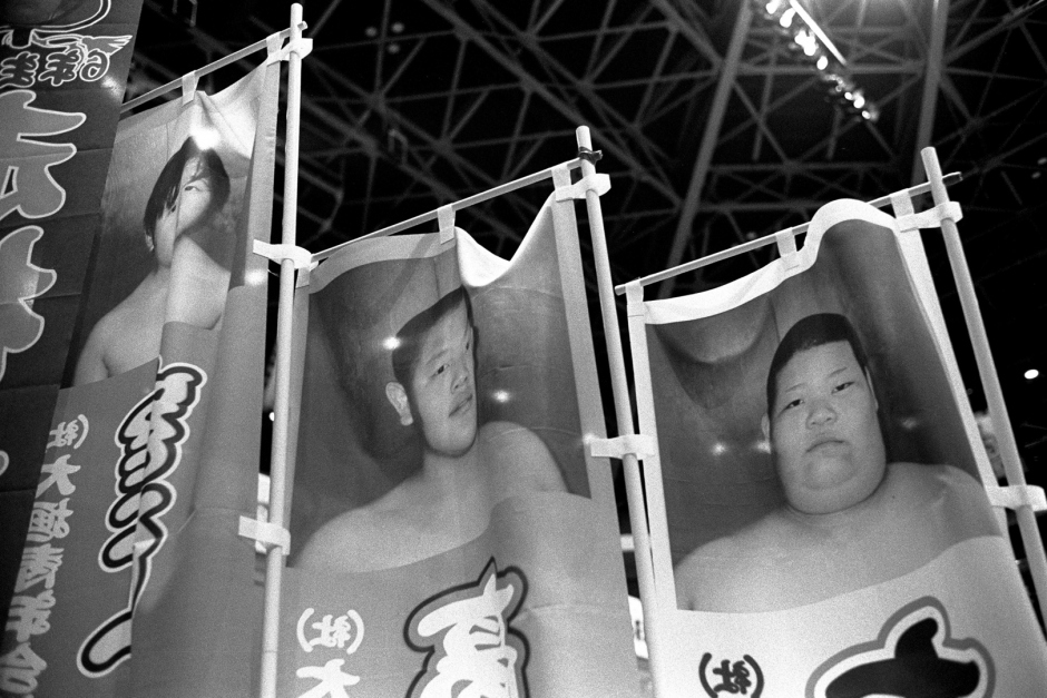 Japan, Tokyo, 03 August 2008
Photographs of young sumos printed on banners in the Ryogoku Kokugikan Arena (National Sumo Wrestling Hall) at the All Japan Wanpaku Sumo Tournament, an amateur competition conducted every August for sumo's up and coming juniors.

Japon, Tokyo, 03 Ao˚t 2008
Photographies de jeunes Sumos peintes sur des banderoles au Ryogoku Kokugikan Arena (Le Hall National de Lutte Sumo). Il s'agit d'une compÈtition amateur pour les Sumos juniors qui ‡ lieu chaque annÈe au mois d'ao˚t.


Steven Siewert / Agence VU