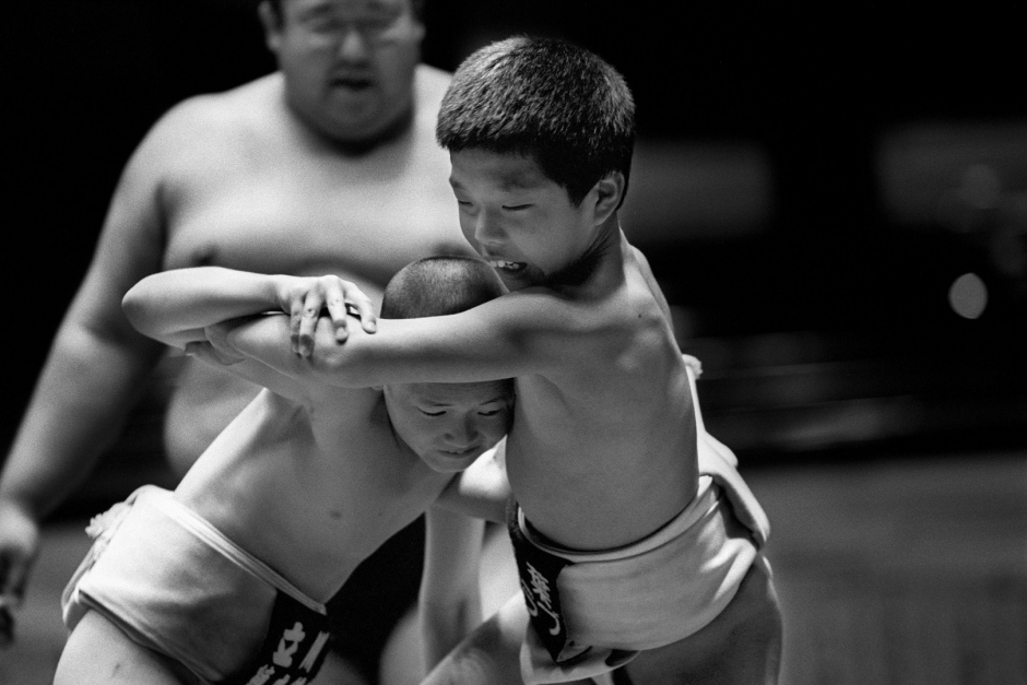 Japan, Tokyo, 09 August 2008
Young sumos during a bout in the Ryogoku Kokugikan Arena (National Sumo Wrestling Hall) at a junior tournament.

Japon, Tokyo, 09 Ao˚t 2008
De jeunes Sumos pendant un combat  au Ryogoku Kokugikan Arena (Le Hall National de Lutte Sumo), lors d'un tournoi junior.


Steven Siewert / Agence VU