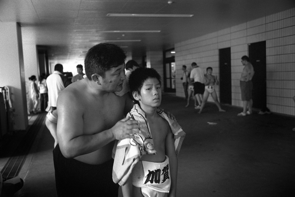 Japan, Tokyo, 03 August 2008
Young sumos warming up during practice outside the Ryogoku Kokugikan Arena (National Sumo Wrestling Hall) at the All Japan Wanpaku Sumo Tournament, an amateur competition conducted every August for sumo's up and coming juniors.

Japon, Tokyo, 03 Ao˚t 2008
De jeunes Sumos s'Èchauffent pendant une compÈtition du Tournoi All Japan Wanpaku Sumo, au Ryogoku Kokugikan Arena (Le Hall National de Lutte Sumo). Il s'agit d'une compÈtition amateur pour les Sumos juniors qui ‡ lieu chaque annÈe au mois d'ao˚t.


Steven Siewert / Agence VU