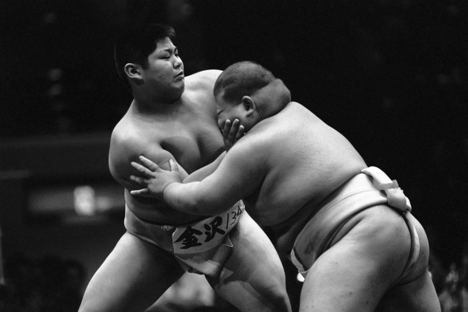 Japan, Tokyo, 03 August 2008
Young sumos during a bout in the Ryogoku Kokugikan Arena (National Sumo Wrestling Hall) at the All Japan Wanpaku Sumo Tournament, an amateur competition conducted every August for sumo's up and coming juniors.

Japon, Tokyo, 03 Ao˚t 2008
De jeunes Sumos pendant un combat du Tournoi All Japan Wanpaku Sumo, au Ryogoku Kokugikan Arena (Le Hall National de Lutte Sumo). Il s'agit d'une compÈtition amateur pour les Sumos juniors qui ‡ lieu chaque annÈe au mois d'ao˚t.


Steven Siewert / Agence VU
