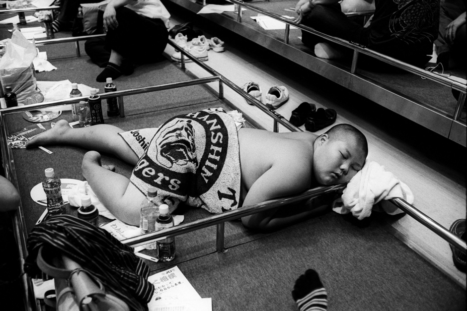 Japan, Tokyo, 03 August 2008
Young wrestler sleeping in the Ryogoku Kokugikan Arena (National Sumo Wrestling Hall) at the All Japan Wanpaku Sumo Tournament, an amateur competition conducted every August for sumo's up and coming juniors.

Japon, Tokyo, 03 Ao˚t 2008
Un jeune lutteur dort pendant le Tournoi All Japan Wanpaku Sumo, au Ryogoku Kokugikan Arena (Le Hall National de Lutte Sumo). Il s'agit d'une compÈtition amateur pour les Sumos juniors qui ‡ lieu chaque annÈe au mois d'ao˚t.


Steven Siewert / Agence VU
