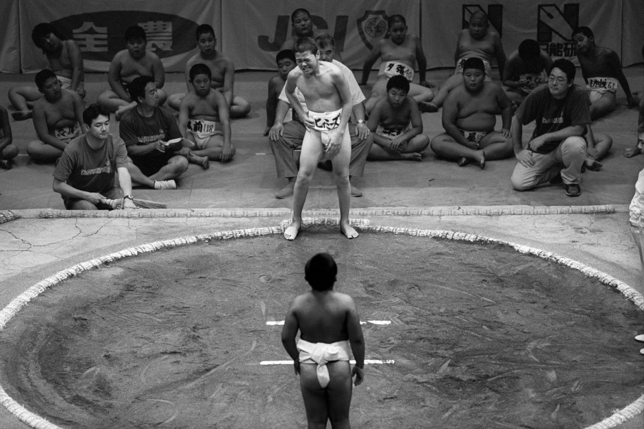 Japan, Tokyo, 03 August 2008
Young sumos after a bout showing the winner and the loser in pain in the Ryogoku Kokugikan Arena (National Sumo Wrestling Hall) at the All Japan Wanpaku Sumo Tournament, an amateur competition conducted every August for sumo's up and coming juniors.

Japon, Tokyo, 03 Ao˚t 2008
De jeunes Sumos aprËs un combat du Tournoi All Japan Wanpaku Sumo, au Ryogoku Kokugikan Arena (Le Hall National de Lutte Sumo). Il s'agit d'une compÈtition amateur pour les Sumos juniors qui ‡ lieu chaque annÈe au mois d'ao˚t.


Steven Siewert / Agence VU