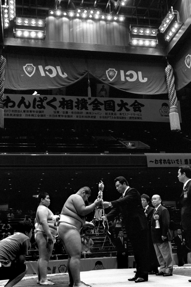 Japan, Tokyo, 03 August 2008
11 year old sumo wrestler Yamamoto Masakatsu who weighs 130 kg  being presented with his trophy for winning the 11 year old division in Ryogoku Kokugikan Arena (National Sumo Wrestling Hall) at the All Japan Wanpaku Sumo Tournament, an amateur competition conducted every August for sumo's up and coming juniors.

Japon, Tokyo, 03 Ao˚t 2008
Le lutteur Sumo de 11 ans, Yamamoto Masakatsu, qui pËse 130 kilos, remporte le trophÈ dans la catÈgorie des lutteurs de 11 ans, pendant le Tournoi All Japan Wanpaku Sumo, au Ryogoku Kokugikan Arena (Le Hall National de Lutte Sumo). Il s'agit d'une compÈtition amateur pour les Sumos juniors qui ‡ lieu chaque annÈe au mois d'ao˚t.


Steven Siewert / Agence VU