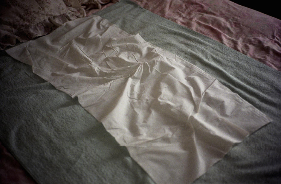 England, Slough, 2002Prostitutes crumpled bed after being used.Angleterre, Slough, 2002Le lit froissÈ d'une prostituÈe aprËs usage.© Michael Grieve / Agence VU