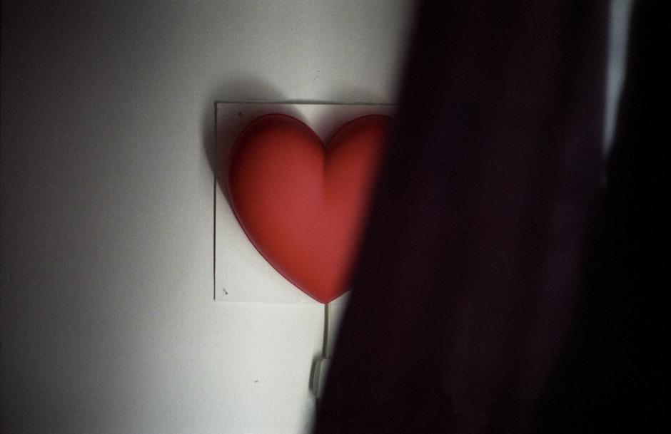 England, Soho, 2007Broken red plastic 'heart' lamp inside brothel.Angleterre, Soho, 2007Une lampe en forme de coeur en plastique dans un bordel.© Michael Grieve / Agence VU
