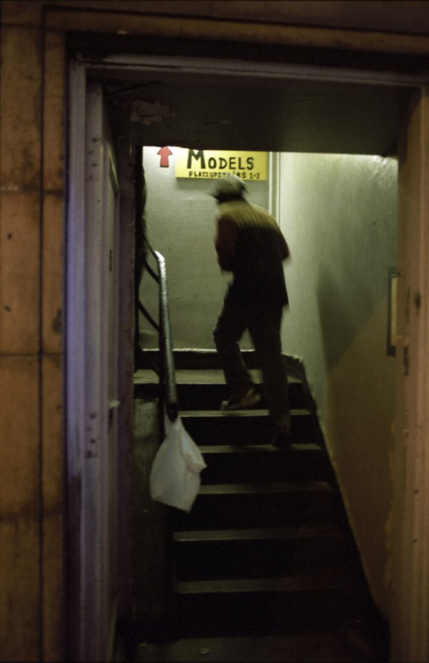 England, Soho, 2002Customer climbing stairs to a prostitutes 'working flat' (brothel).Angleterre, Soho, 2002Un client monte les marches d'un bordel pour se rendre dans la chambre d'une prostituÈe.© Michael Grieve / Agence VU