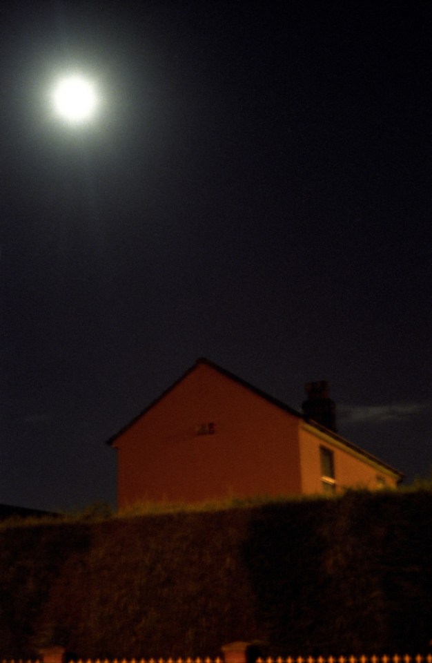 England, Ipswich, 2006Prostitutes house illuminated by the moon.Angleterre, Ipswich, 2006Maison de prostituÈes illuminÈe par la lune. © Michael Grieve / Agence VU