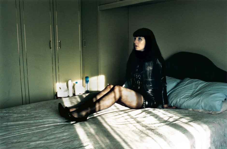 England, Slough, 2002Dominatrix prostitute sitting on bed in a brothel.Angleterre, Slough, 2002Dominatrix, une prostituÈe, assise sur le lit d'un bordel.© Michael Grieve / Agence VU