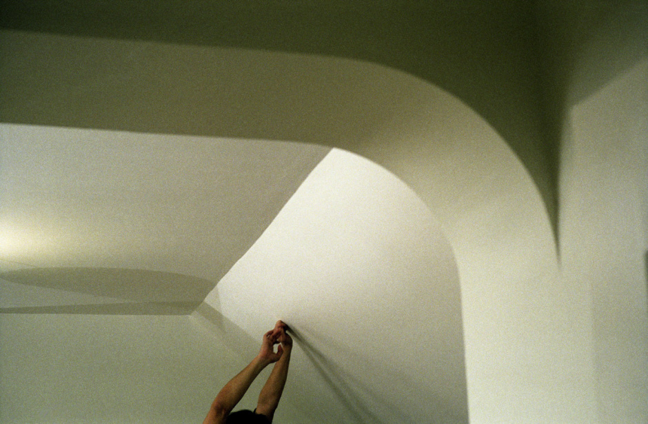 England, Cuffley, 2007Porn actors arms touching the ceiling during a porn shoot in house.Angleterre, Cuffley, 2007Des acteurs porno touchent le plafond avec leurs bras lors d'un tournage.© Michael Grieve / Agence VU