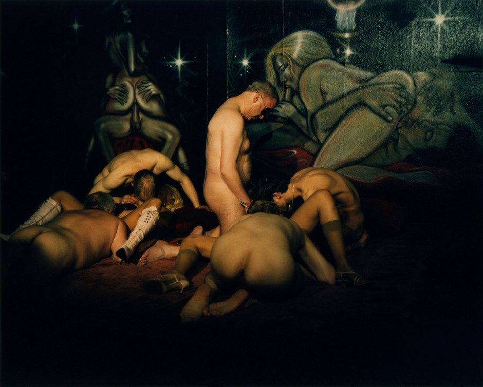 England, Sheffield, 2007Male swingers with porn actresses during amateur porn shoot at La Chambre swingers club, at orgy.Angleterre, Sheffield, 2007Des hommes et acrtices porno sur le tournage d'un film porno ‡ la Chambre swingers club, orgie. © Michael Grieve / Agence VU