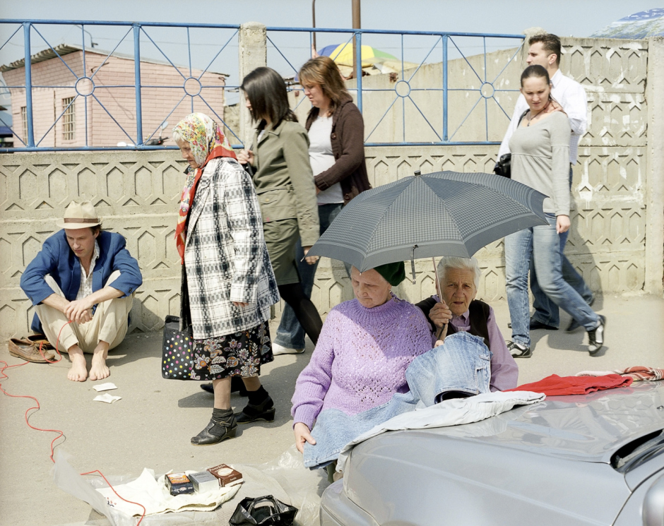 Romania, Timisoara, 2008Elisabeta Nyari, 80 years old and Iuliana Gheorghe, (81), Flavia Square.Roumanie, Timisoara, 2008Elisabeta Nyari, 80 ans, et Iuliana Gheorghe, 81 ans, place Flavia.© Rip Hopkins / Agence VU
