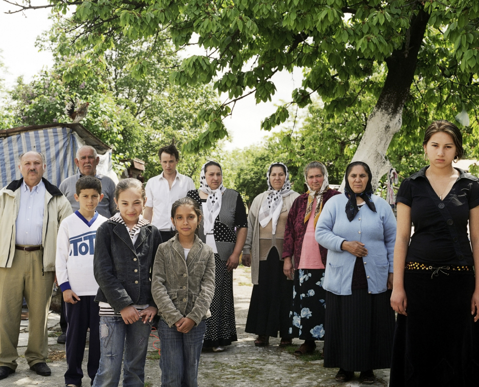 Romania, Timisoara, 2008Tabita Stanca, 14 years old, Ion T‚mpu (60), Aurica Stanca (53), Speran?a Stoian (58), Rodica Neda (47),Rodica Stanca (34), Marius Stanca (55), Estera Stanca (9), Florina Constantin (9) and Alin Neda (9) in thegarden of their house.Roumanie, Timisoara, 2008Tabita Stanca, 14 ans, Ion T‚mpu, 60 ans, Aurica Stanca, 53 ans, Speran?a Stoian, 58 ans, Rodica Neda,47 ans, Rodica Stanca, 34 ans, Marius Stanca, 55 ans, Estera Stanca, 9 ans, Florina Constantin, 9 anset Alin Neda, 9 ans, dans le jardin de leur maison.© Rip Hopkins / Agence VU