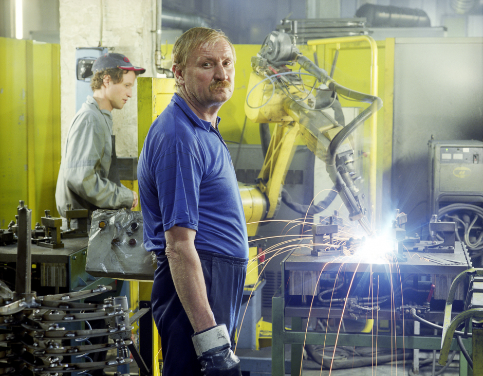 Romania, Lugoj, May 2008Janos Sandor 46 years old, welding room, Gammet 2000 factory, Lugoj (40 km east of Timisoara).Roumanie, Lugoj, mai 2008Janos Sandor 46 ans, atelier de soudure, Gammet 2000, Lugoj (40 km ‡ l'est de Timisoara).© Rip Hopkins / Agence VU