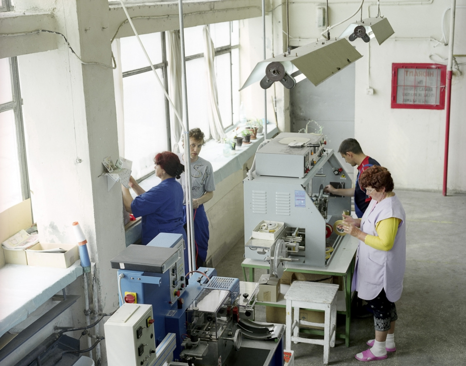 Romania, Timisoara, May 2008Nastasia Kovacs 51 years old, Constantin Rusu 32 years old and Zinca Ursache 53 years old in the label room, Pasmatex underwear factory.Roumanie, Timisoara, mai 2008Nastasia Kovacs 51 ans, Constantin Rusu 32 ans et Zinca Ursache 53 ans dans la salle d'Ètiquettes, usine de sous-vÍtements Pasmatex.© Rip Hopkins / Agence VU