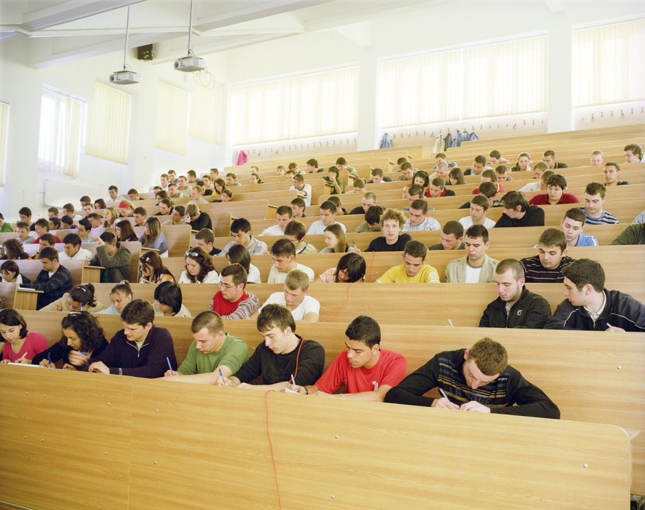 Romania, Timisoara, 2008ëConstruction Materialsí course, 1st year Civil Engineering, Timisoara Politehnica University.Roumanie, Timisoara, 2008Cours de ìMatÈriaux de constructionî, 1re annÈe, ingÈnierie civile, universitÈ Politenica de Timisoara.© Rip Hopkins / Agence VU