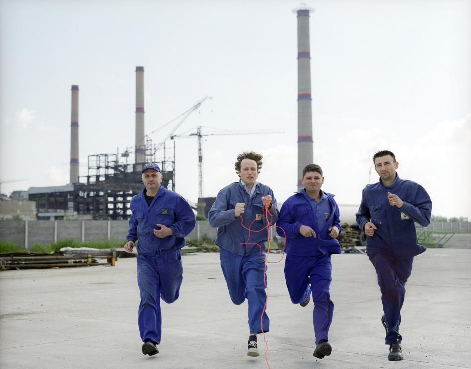 Romania, Timisoara, 2008Dan Miron, 3 years old, Daniel Snaie (28) and Dan Bledea (3 ), workers in the factory of the Italian firmEuroholding, in front of the CET SUD power station.Roumanie, Timisoara, 2008Dan Miron, 3 ans, Daniel Snaie, 28 ans et Dan Bledea, 3 ans, ouvriers de la sociÈtÈ italienne Euroholding,devant la centrale Èlectrique CET SUD.© Rip Hopkins / Agence VU