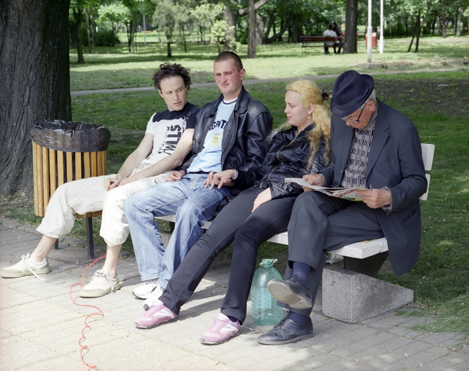 Romania, Timisoara, 2008Vasile Tomos, 27 years old, Lorena Ioan (24) and Dumitru Todorescu (68) in the Central Park.Roumanie, Timisoara, 2008Vasile Tomos, 27 ans, Lorena Ioan, 24 ans et Dumitru Todorescu, 68 ans, dans le Parc central.© Rip Hopkins / Agence VU